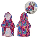 Una chaqueta impermeable para mascota con diseño de magma es un accesorio práctico y a la moda para mantener a tu mascota seca y cómoda durante los días lluviosos.